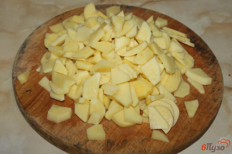 Фото приготовление рецепта: Жареный картофель с колбасками и луком шаг №1