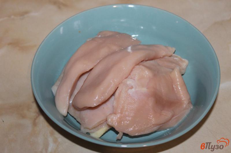 Фото приготовление рецепта: Салат с куриным филе, сыром и помидорами шаг №1