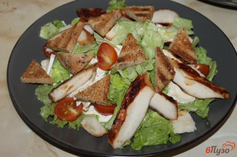 Фото приготовление рецепта: Салат с куриным филе, сыром и помидорами шаг №5