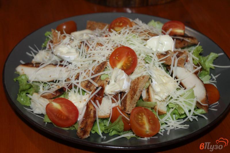 Фото приготовление рецепта: Салат с куриным филе, сыром и помидорами шаг №6
