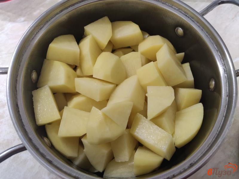 Фото приготовление рецепта: Картофель с овощами и плавленным сыром шаг №1