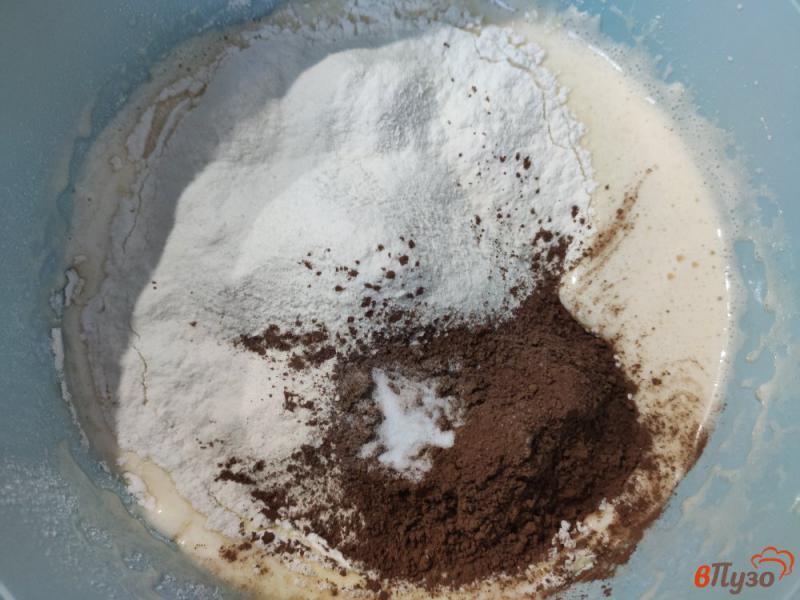 Фото приготовление рецепта: Шоколадный пирог со сметанным кремом шаг №3