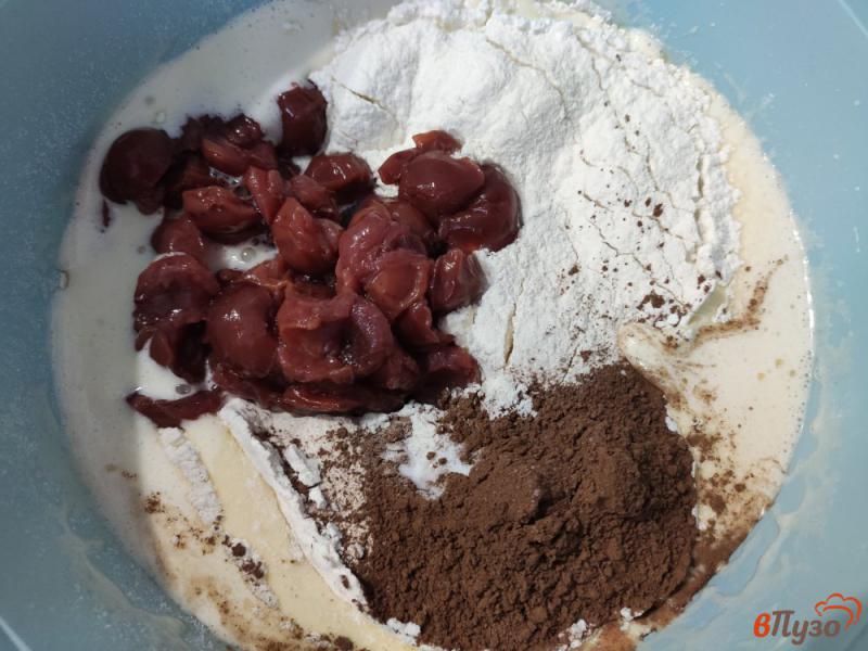 Фото приготовление рецепта: Шоколадный пирог со сметанным кремом шаг №4