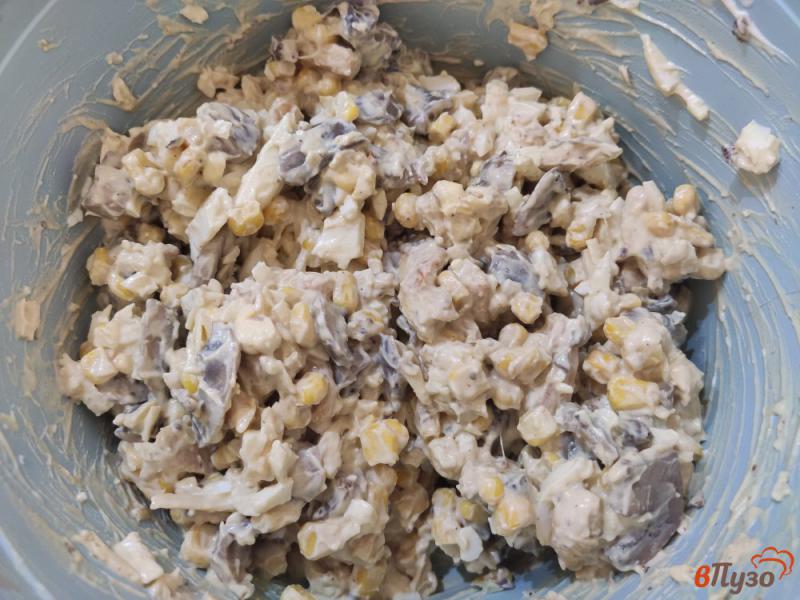 Фото приготовление рецепта: Мясной салат с шампиньонами и кукурузой шаг №9