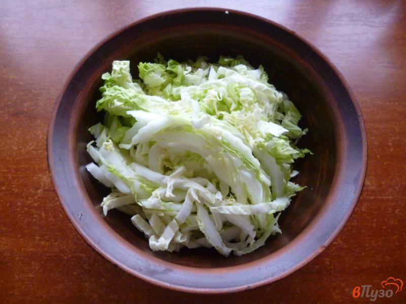 Фото приготовление рецепта: Салат из пекинской капусты с консервированным горошком шаг №1