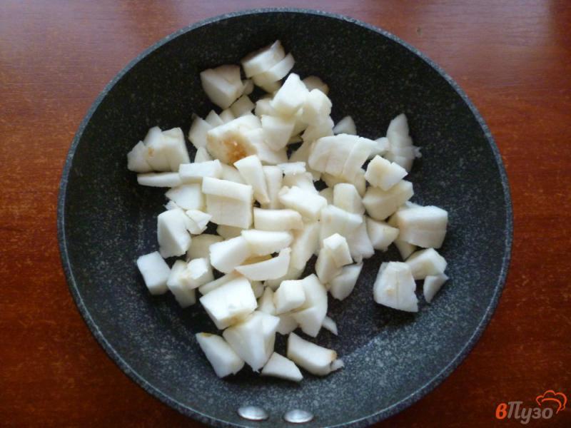 Фото приготовление рецепта: Рулетики с яблоками из хлеба шаг №1
