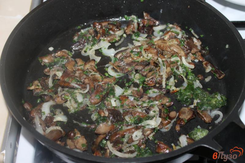 Фото приготовление рецепта: Мясная запеканка с сыром помидорами и грибами шаг №2