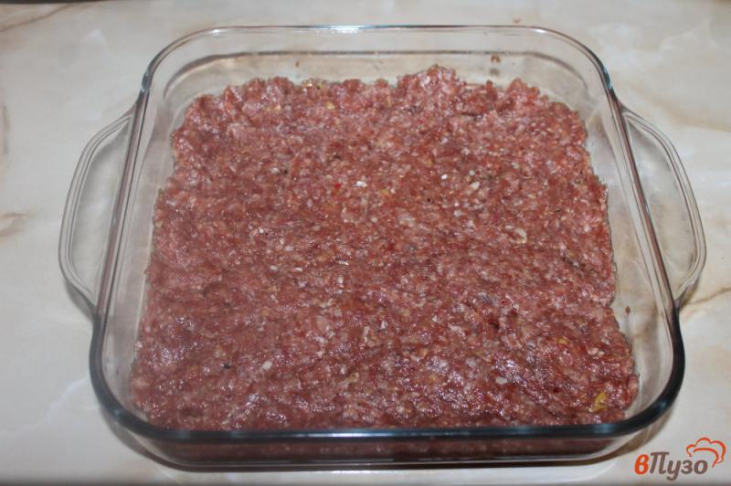 Фото приготовление рецепта: Мясная запеканка с сыром помидорами и грибами шаг №3