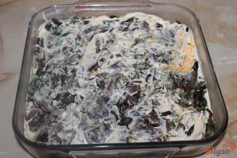 Фото приготовление рецепта: Мясная запеканка с сыром помидорами и грибами шаг №5