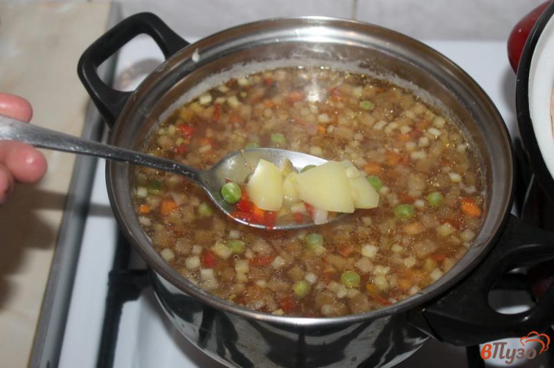 Фото приготовление рецепта: Картофельный суп с миксом замороженных овощей шаг №3