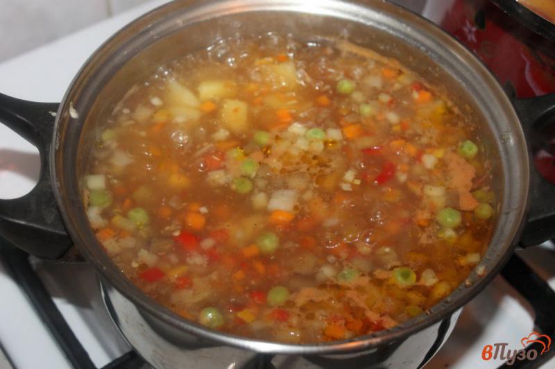 Фото приготовление рецепта: Картофельный суп с миксом замороженных овощей шаг №4