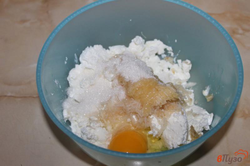 Фото приготовление рецепта: Сырники с яблоком и бананом шаг №3