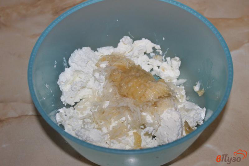 Фото приготовление рецепта: Сырники с яблоком и бананом шаг №2
