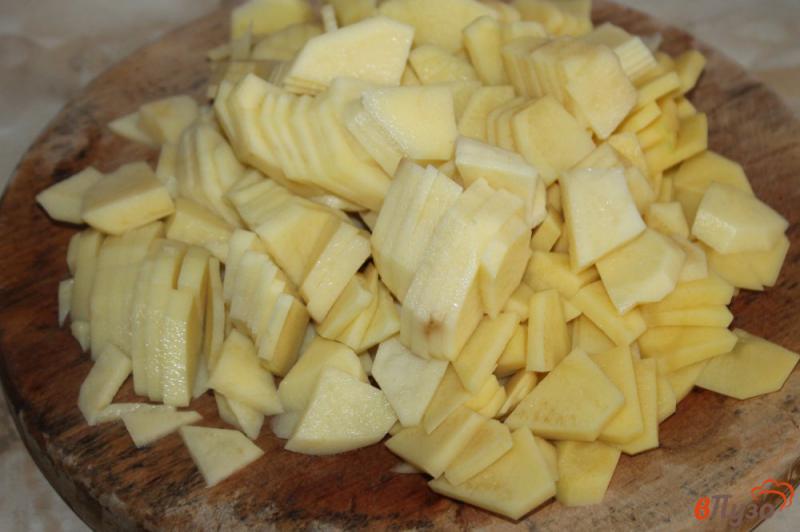 Фото приготовление рецепта: Жареный картофель с копченой утиной грудкой и луком шаг №1