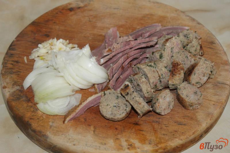 Фото приготовление рецепта: Жареный картофель с копченой утиной грудкой и луком шаг №3
