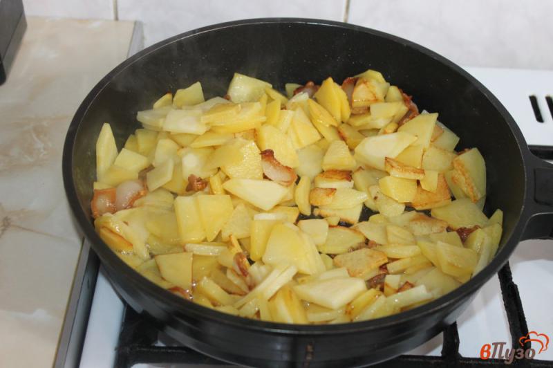 Фото приготовление рецепта: Жареный картофель с копченой утиной грудкой и луком шаг №2