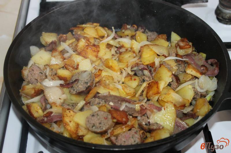 Фото приготовление рецепта: Жареный картофель с копченой утиной грудкой и луком шаг №4