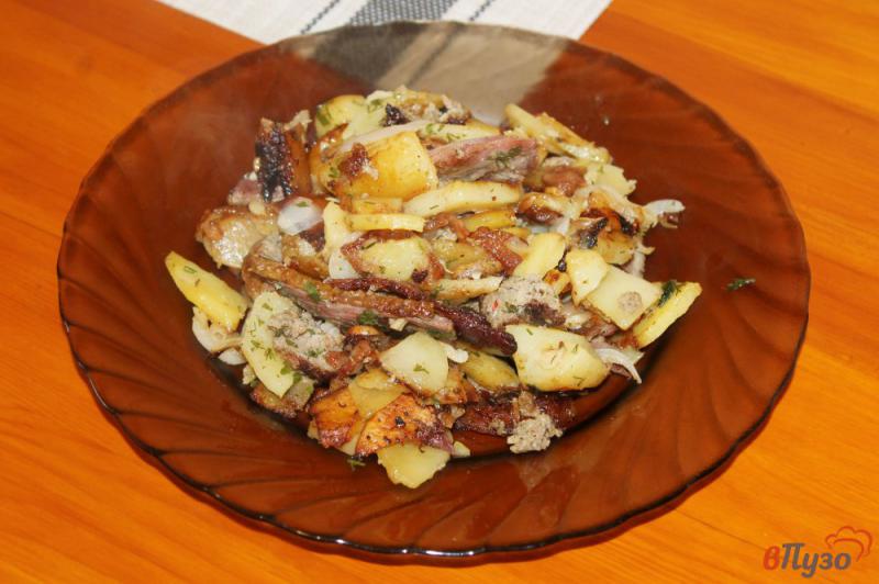 Фото приготовление рецепта: Жареный картофель с копченой утиной грудкой и луком шаг №5