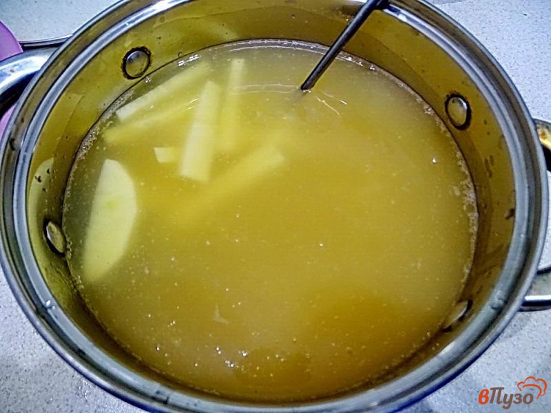 Фото приготовление рецепта: Гороховый суп с сосисками шаг №4