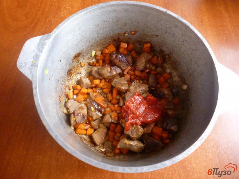 Фото приготовление рецепта: Булгур с мясом в томате шаг №3