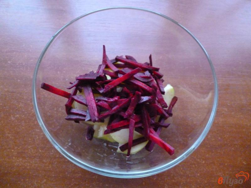 Фото приготовление рецепта: Салат из сырой свеклы с яблоком шаг №2