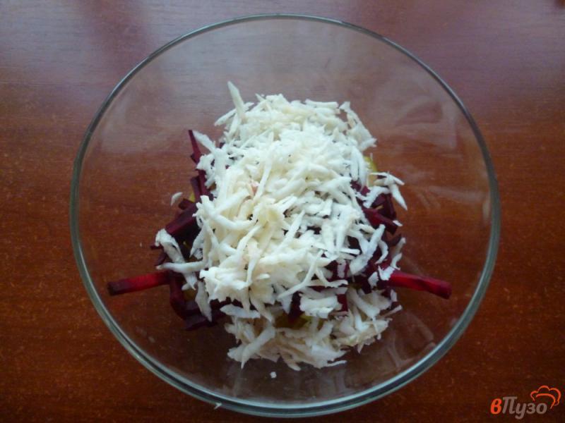 Фото приготовление рецепта: Салат из сырой свеклы с яблоком шаг №3