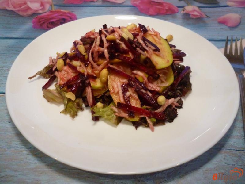 Фото приготовление рецепта: Салат из сырой свеклы с яблоком шаг №7