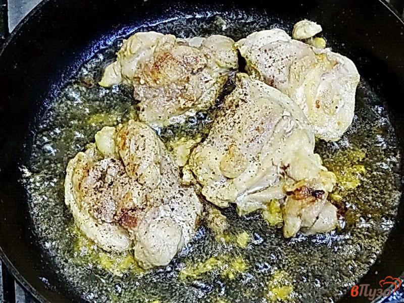 Фото приготовление рецепта: Куриные бёдра с вешенками в чесночном соусе шаг №3
