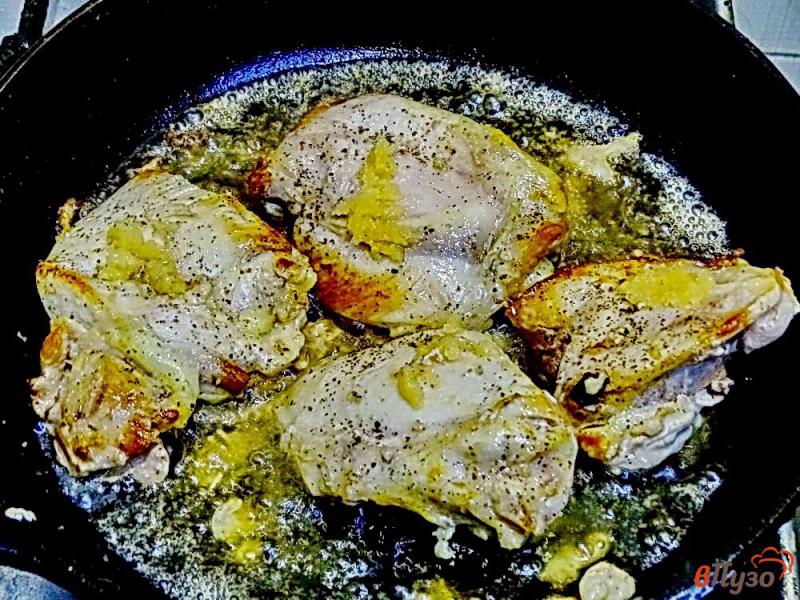 Фото приготовление рецепта: Куриные бёдра с вешенками в чесночном соусе шаг №2