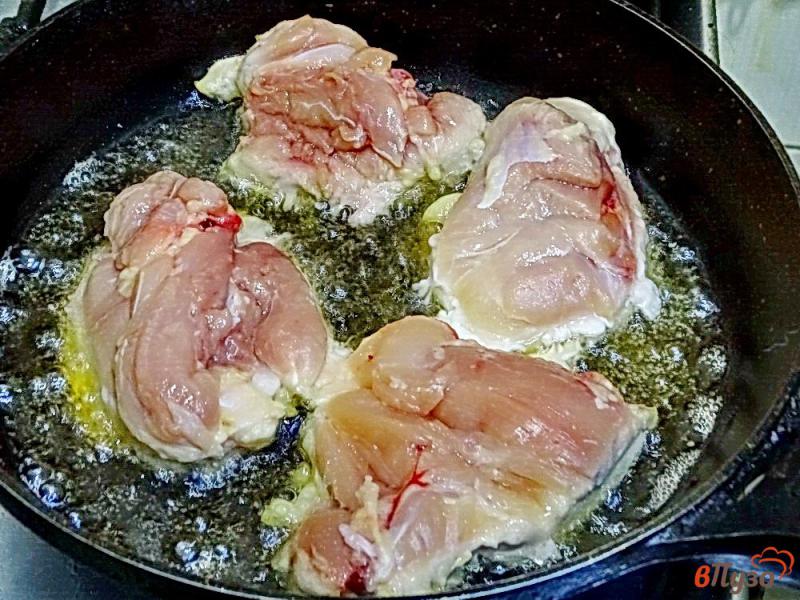 Фото приготовление рецепта: Куриные бёдра с вешенками в чесночном соусе шаг №1