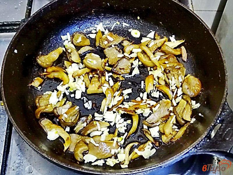 Фото приготовление рецепта: Куриные бёдра с вешенками в чесночном соусе шаг №7