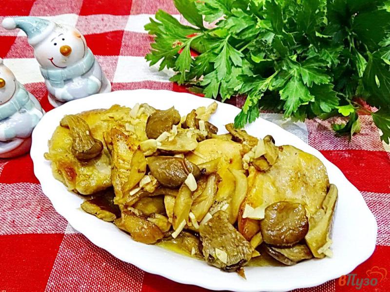 Фото приготовление рецепта: Куриные бёдра с вешенками в чесночном соусе шаг №9