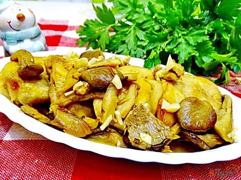 Фото приготовление рецепта: Куриные бёдра с вешенками в чесночном соусе шаг №10