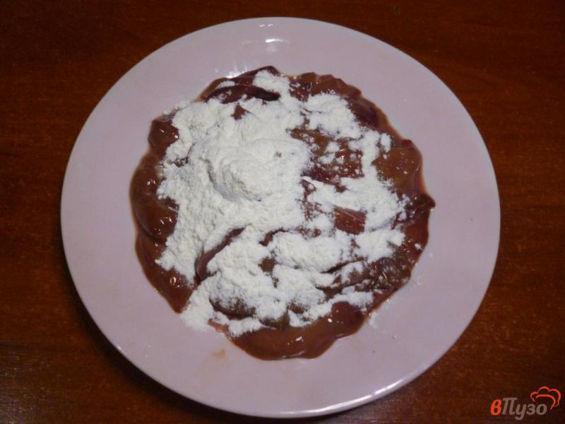 Фото приготовление рецепта: Утиная печень в йогурте с томатом шаг №2