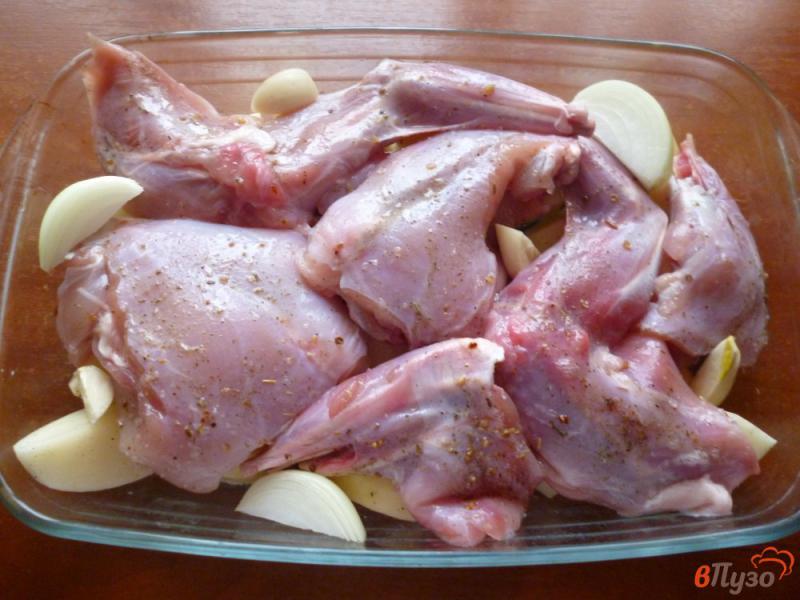 Фото приготовление рецепта: Запеченный кролик с картофелем и грушей шаг №4