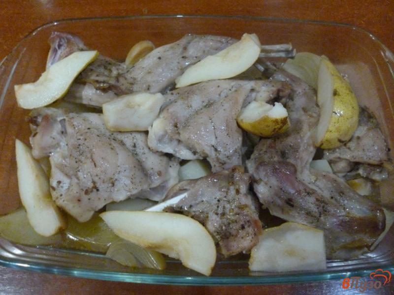 Фото приготовление рецепта: Запеченный кролик с картофелем и грушей шаг №5