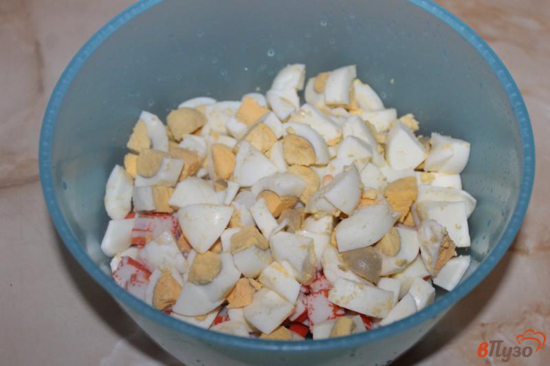 Фото приготовление рецепта: Крабовый салат с плавленым сыром шаг №2