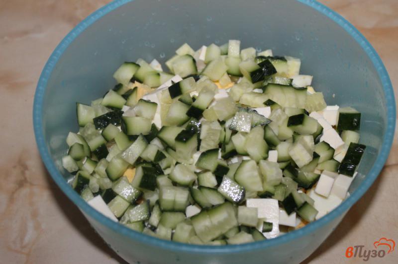 Фото приготовление рецепта: Крабовый салат с плавленым сыром шаг №3