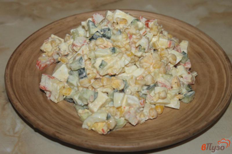 Фото приготовление рецепта: Крабовый салат с плавленым сыром шаг №5