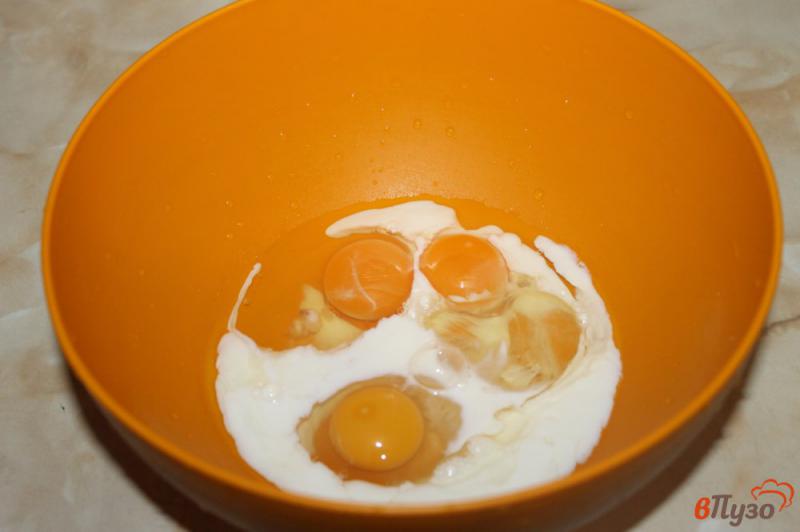 Фото приготовление рецепта: Омлет с копченой утиной грудкой и помидорами шаг №1