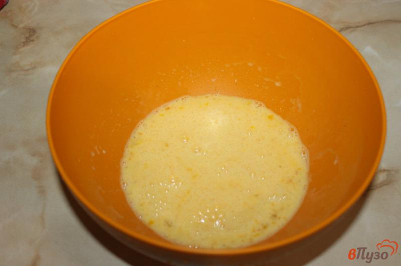 Фото приготовление рецепта: Омлет с копченой утиной грудкой и помидорами шаг №2