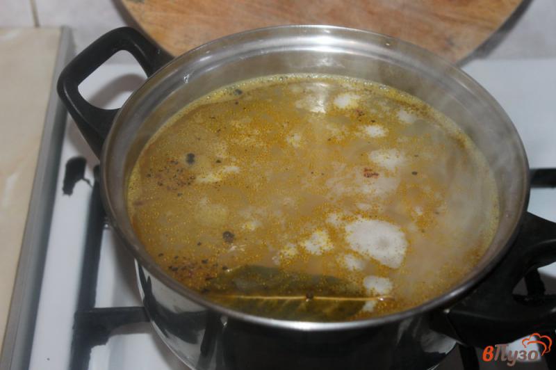 Фото приготовление рецепта: Рыбный суп из кинг клипа шаг №4