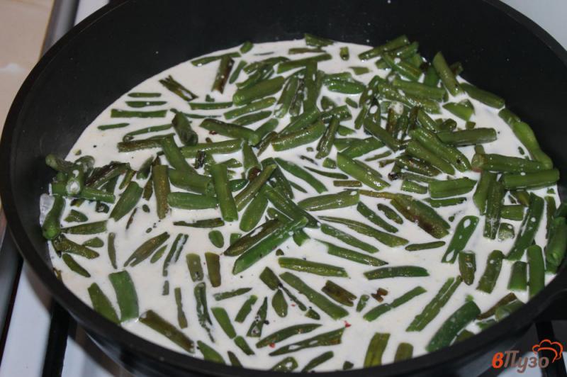 Фото приготовление рецепта: Фасоль с пармезаном в сливочном соусе шаг №3