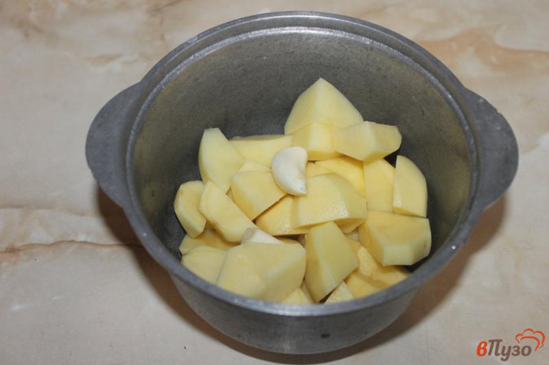 Фото приготовление рецепта: Картофельное пюре со сливочным маслом и чесноком шаг №2