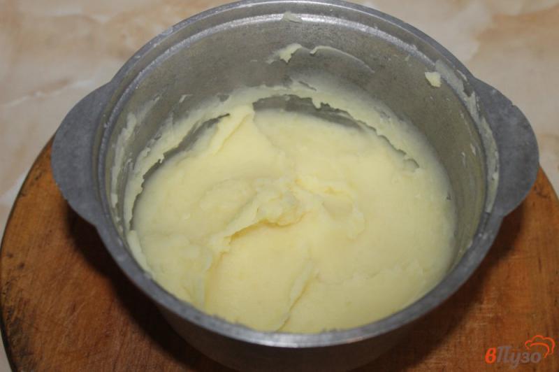 Фото приготовление рецепта: Картофельное пюре со сливочным маслом и чесноком шаг №5