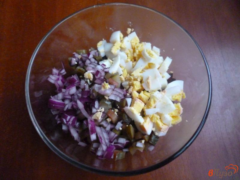 Фото приготовление рецепта: Салат из вареной свеклы с яйцами шаг №3