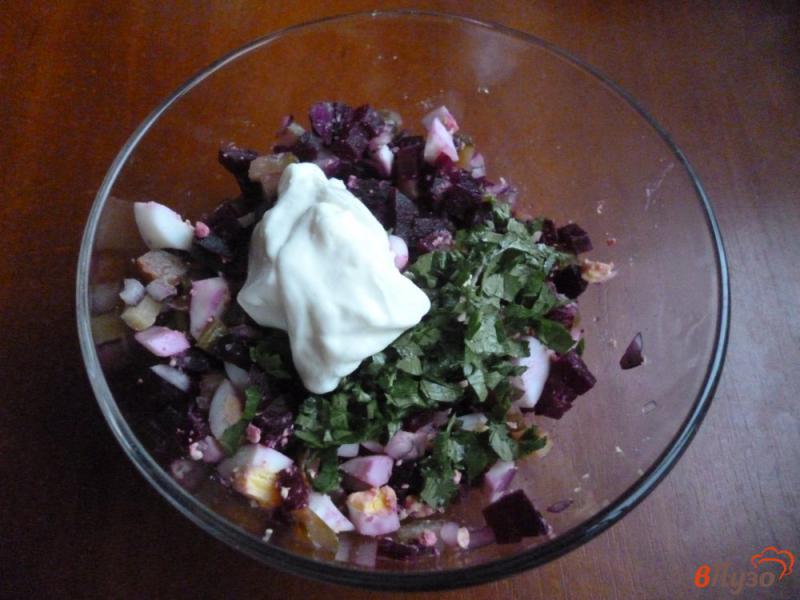 Фото приготовление рецепта: Салат из вареной свеклы с яйцами шаг №4