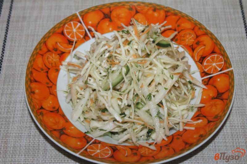 Фото приготовление рецепта: Салат из белокочанной и пекинской капусты с овощами шаг №7