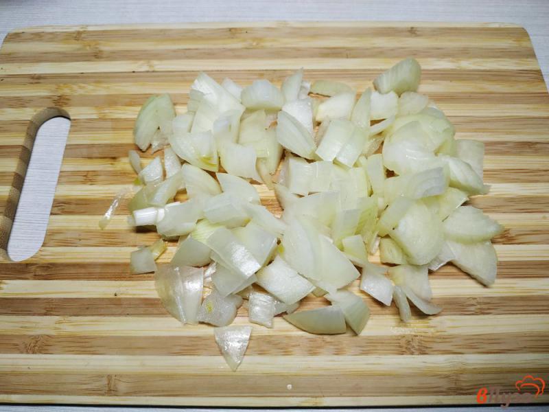 Фото приготовление рецепта: Шампиньоны с луком и сметаной в горшочке шаг №2