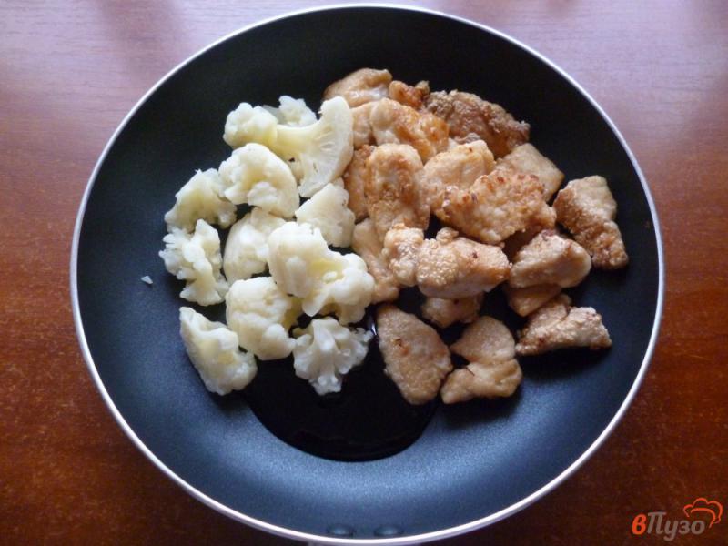 Фото приготовление рецепта: Куриное филе с цветной капустой шаг №7